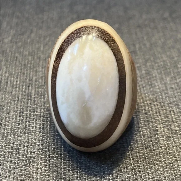 Vintage Large Oval Wood And Mother Of Pearl Statement Ring Sz 9 - Picture 2 of 8
